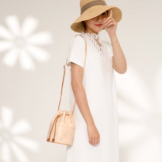 Leather hollow carved mini side bucket bucket gift gift tanned leather cornflower literary bag shoulder bag