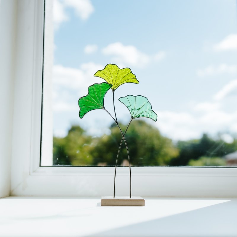 Stained glass Ginko plant suncatcher on a stone stand, Flower décor, Home decor - ของวางตกแต่ง - แก้ว สีเขียว