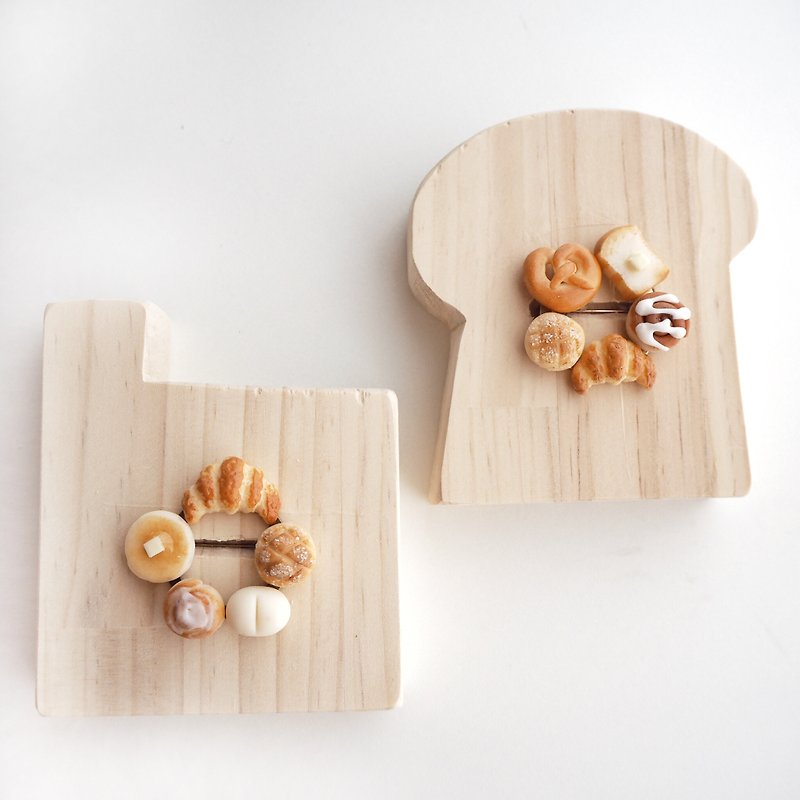 brooch / miniature bread mix - Brooches - Clay Brown