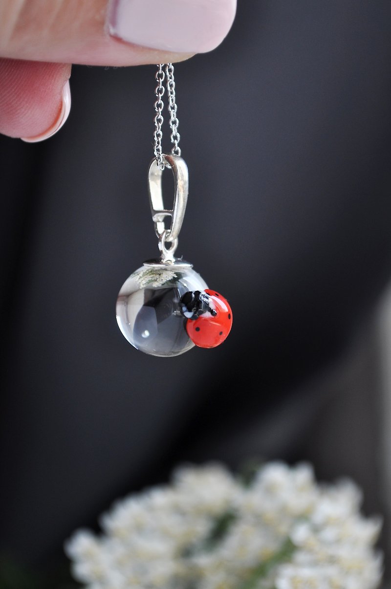 Ladybug pendant Water drop Beetle charm Insect jewelry Nature lover gift - ต่างหู - แก้ว สีใส