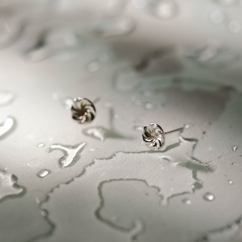 Swirl - A pair of 925 sterling silver stud earrings - ต่างหู - เงินแท้ สีเงิน