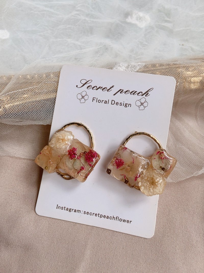 Milk Tea Flower Basket] Handmade Preserved Flower Wax Earrings Dried Flower Earrings - ต่างหู - พืช/ดอกไม้ สีกากี