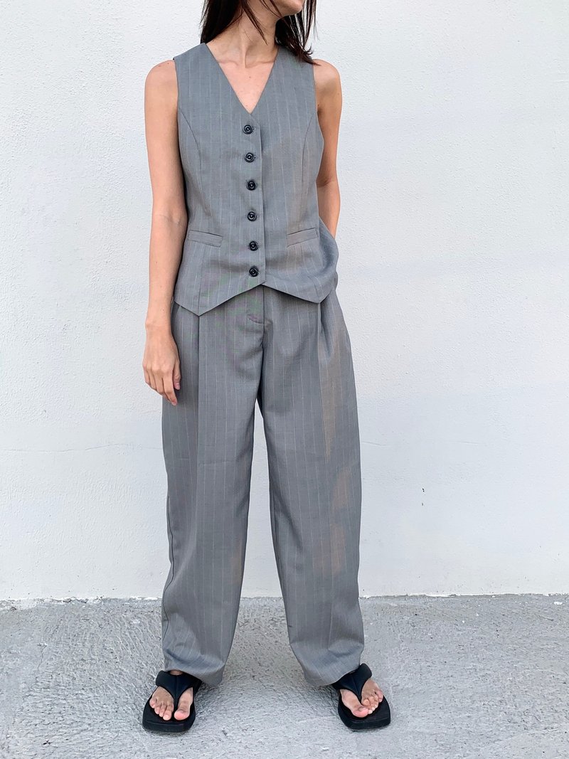 Ladies 2-piece Business office job Suits, Women Gray striped suit,  Pants suit - จัมพ์สูท - วัสดุอื่นๆ สีเทา