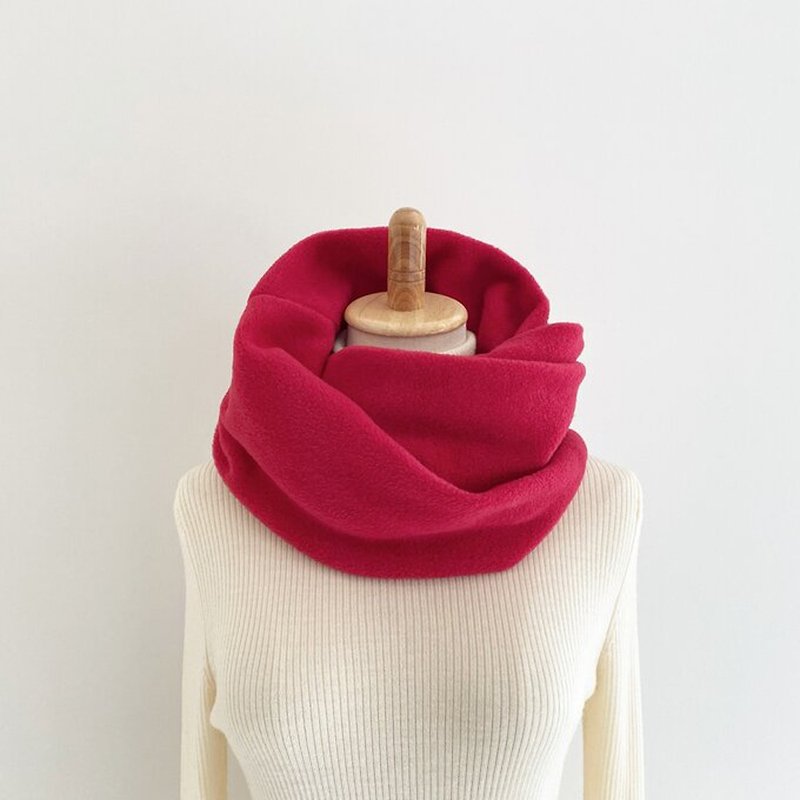 A warm fleece snood that looks stylish just by wearing it. Red, red, plain, men's, women's, unisex, unisex. - Knit Scarves & Wraps - Polyester Red