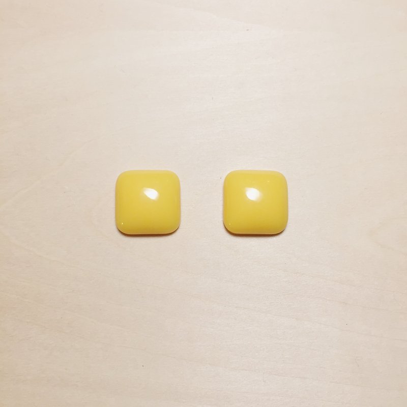 Vintage egg yolk square diamond earrings - ต่างหู - เรซิน สีเหลือง
