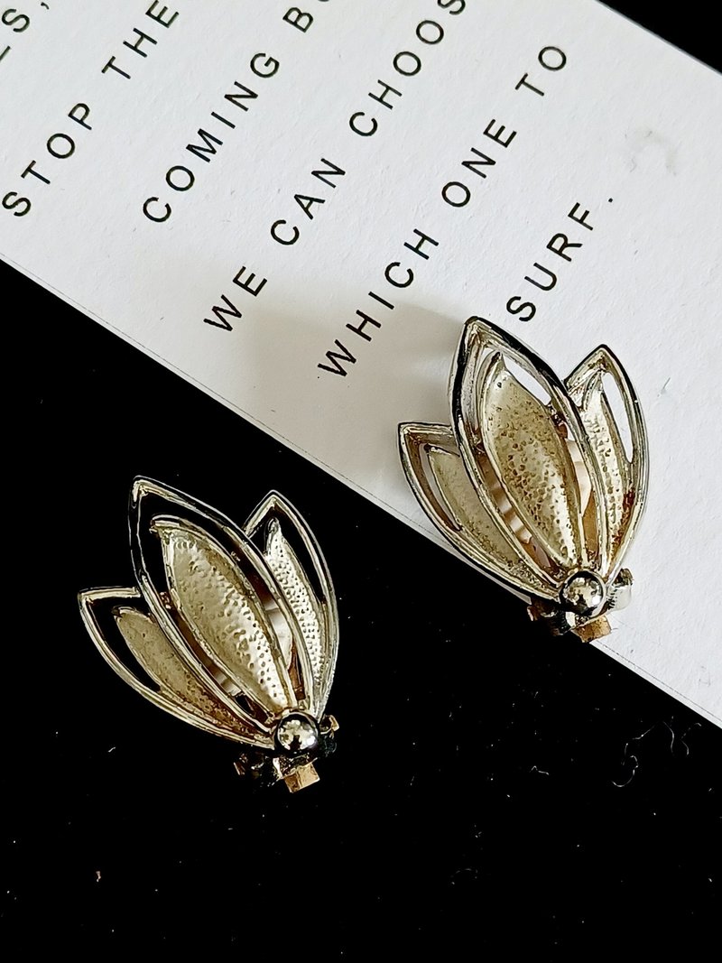 vintage jewelry  Sarah cov  優雅金色琺瑯花卉 夾式耳環 - 耳環/耳夾/耳骨夾 - 其他金屬 