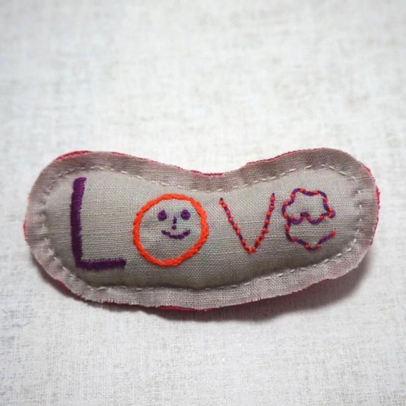 手刺繍ブローチ「LOVE」 - ブローチ - 刺しゅう糸 カーキ