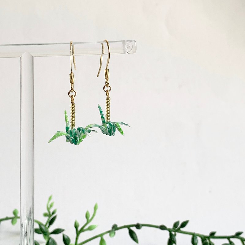 Japanese paper crane gold earring - ต่างหู - กระดาษ สีเขียว