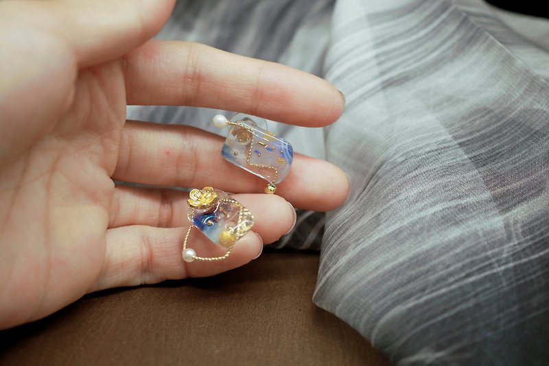 框裡的花朵-不對稱耳環 - 耳環/耳夾 - 樹脂 藍色