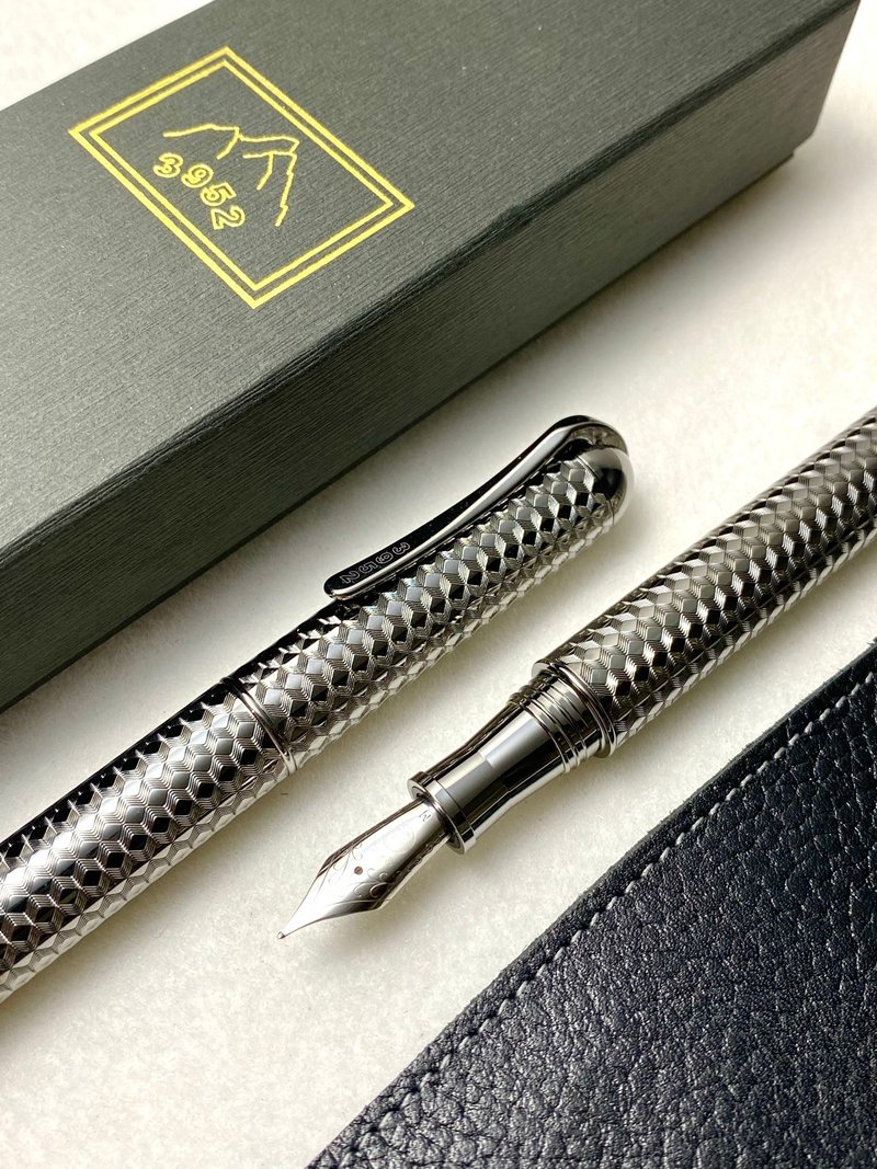 3952 Old Goat-Taroko Water Cube Engraved Gray Chrome White Steel Constellation Point Fountain Pen - ปากกาหมึกซึม - วัสดุอื่นๆ 