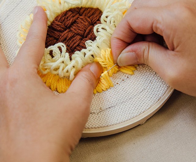 ロシア刺繍】小さな裏庭のひまわり 羊毛刺繍。 - ショップ DIY