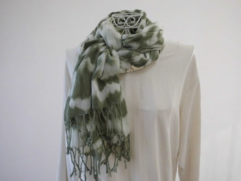 Indigo dyeing x Bengala dyeing, green that feels the earth, tie dyeing, large format, cotton, long stole - Scarves - Cotton & Hemp Green