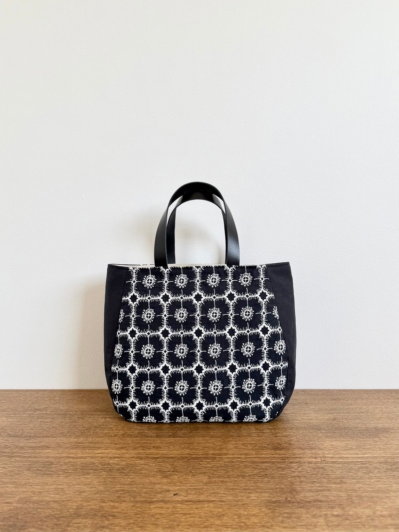 手工圓弧托特包 採用 mina perhonen anemone 刺繡布料 - 手提包/手提袋 - 棉．麻 黑色