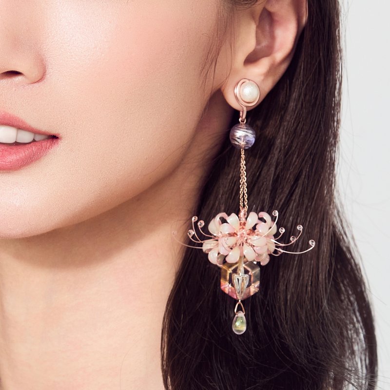 Light-Colored Lycoris radiata Painted Glass Beads Painless Clip-On Ear acupuncture - Earrings & Clip-ons - Other Materials Pink