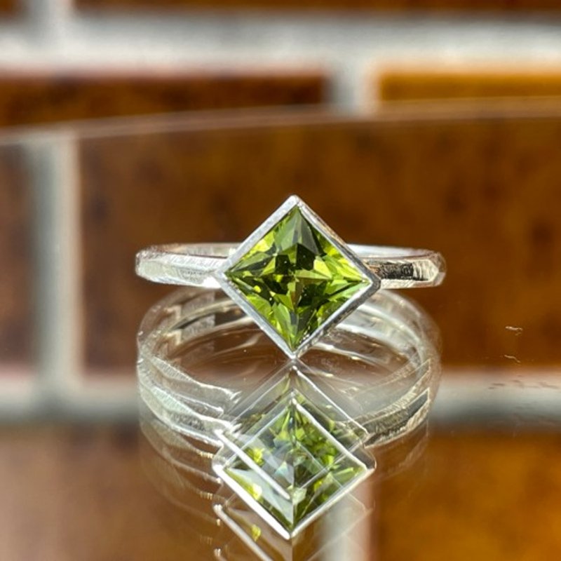 Pinkoi Proxy Purchase -  แหวน Peridot SQ princess cut 6 มม. เงิน SV925 พร้อมตัวล็อคแบบห้อยลง - แหวนทั่วไป - เครื่องเพชรพลอย 