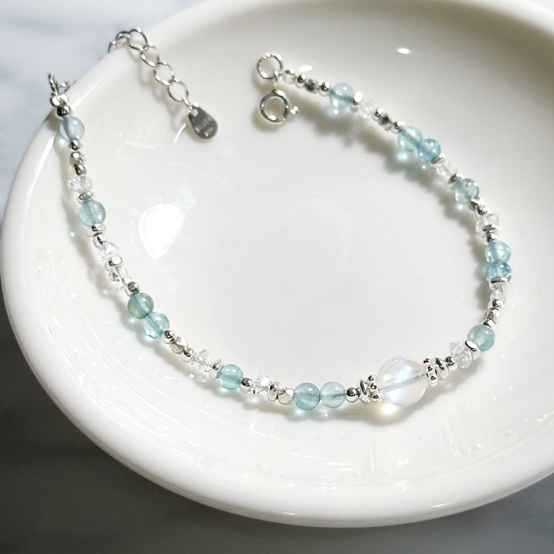 Ice blue Stone- Stone. Shining diamond. Moonstone sterling silver design bracelet - สร้อยข้อมือ - เงิน สีน้ำเงิน