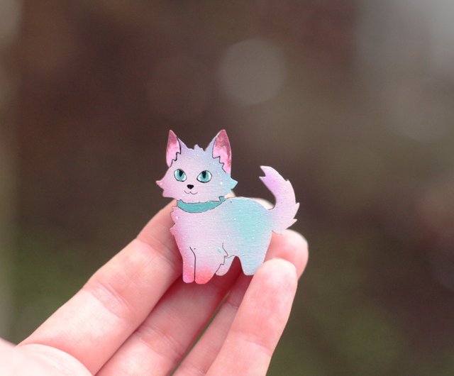 カワイイ猫のブローチ。押し花をあしらったかわいい木製のピンバッジ