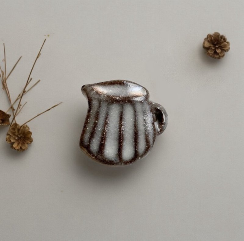 pin brooch pitcher - Brooches - Pottery White