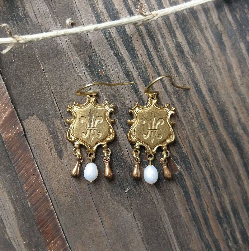黃銅軍徽珍珠耳環 - 耳環/耳夾 - 珍珠 金色