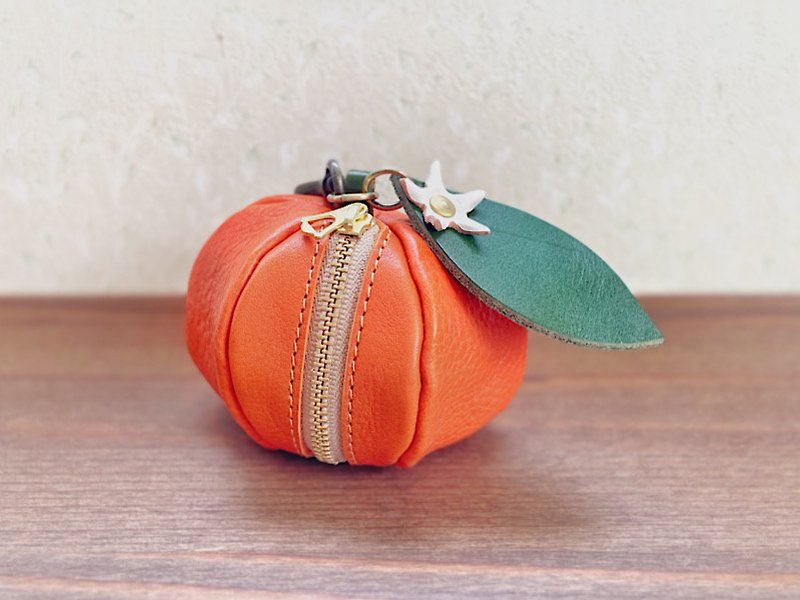 Italian leather mandarin orange pouch with flowers - กระเป๋าเครื่องสำอาง - หนังแท้ สีส้ม