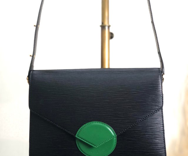 日本直送 名牌中古包 】LOUIS VUITTON ルイヴィトン エピ ショルダーバッグ ブラック ロゴ レザー M52444 オッシュ n47xvj  - ショップ VintageShop solo ショルダーバッグ - Pinkoi