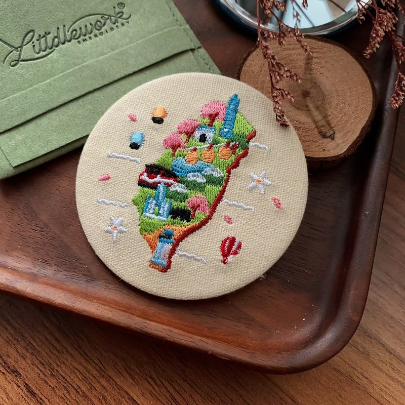 Embroidered horse-mouth mirror (with suede bag) - Taiwan Map - อุปกรณ์แต่งหน้า/กระจก/หวี - ผ้าฝ้าย/ผ้าลินิน หลากหลายสี