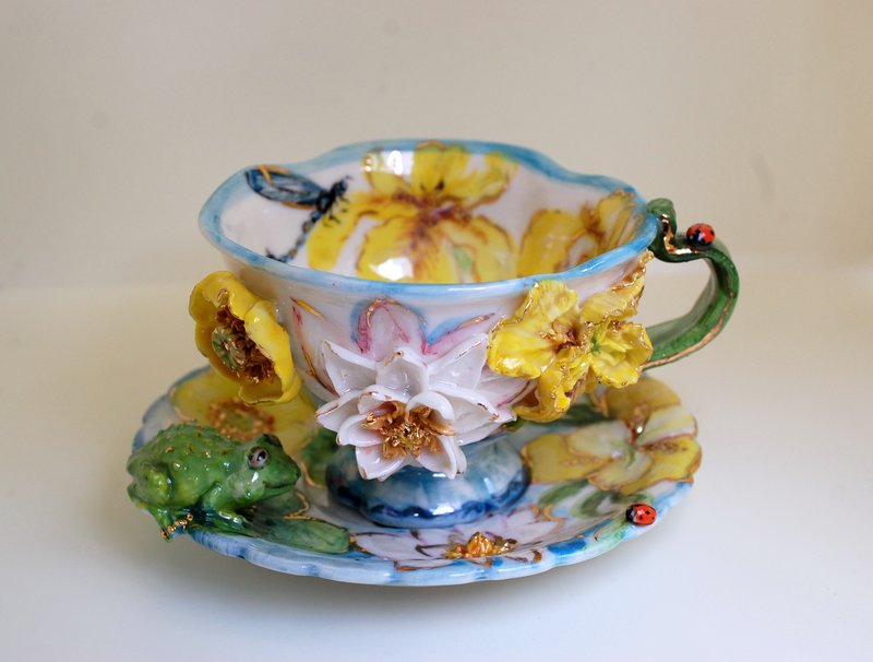 Art Tea Set Porcelain tea cup and saucer Frog figurine Water lilies Dragonflies - ถ้วย - เครื่องลายคราม หลากหลายสี