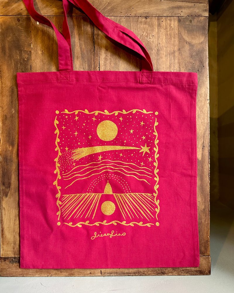 Jie-an Liao - The cosmos and me gold and silver double-sided silk print bag - peach wine red - กระเป๋าถือ - ผ้าฝ้าย/ผ้าลินิน 