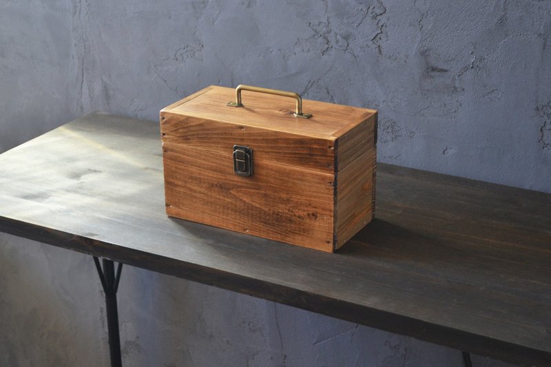 0310mito　日本産ひのきのトランクボックス　Mサイズ　木製ケース　アンティークゴールド丸 - 収納用品 - 木製 ブラウン