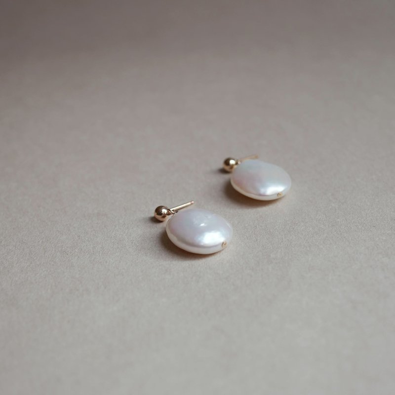 獨一無二 14KGF 錢幣造型珍珠耳環 - 耳環/耳夾/耳骨夾 - 珍珠 白色