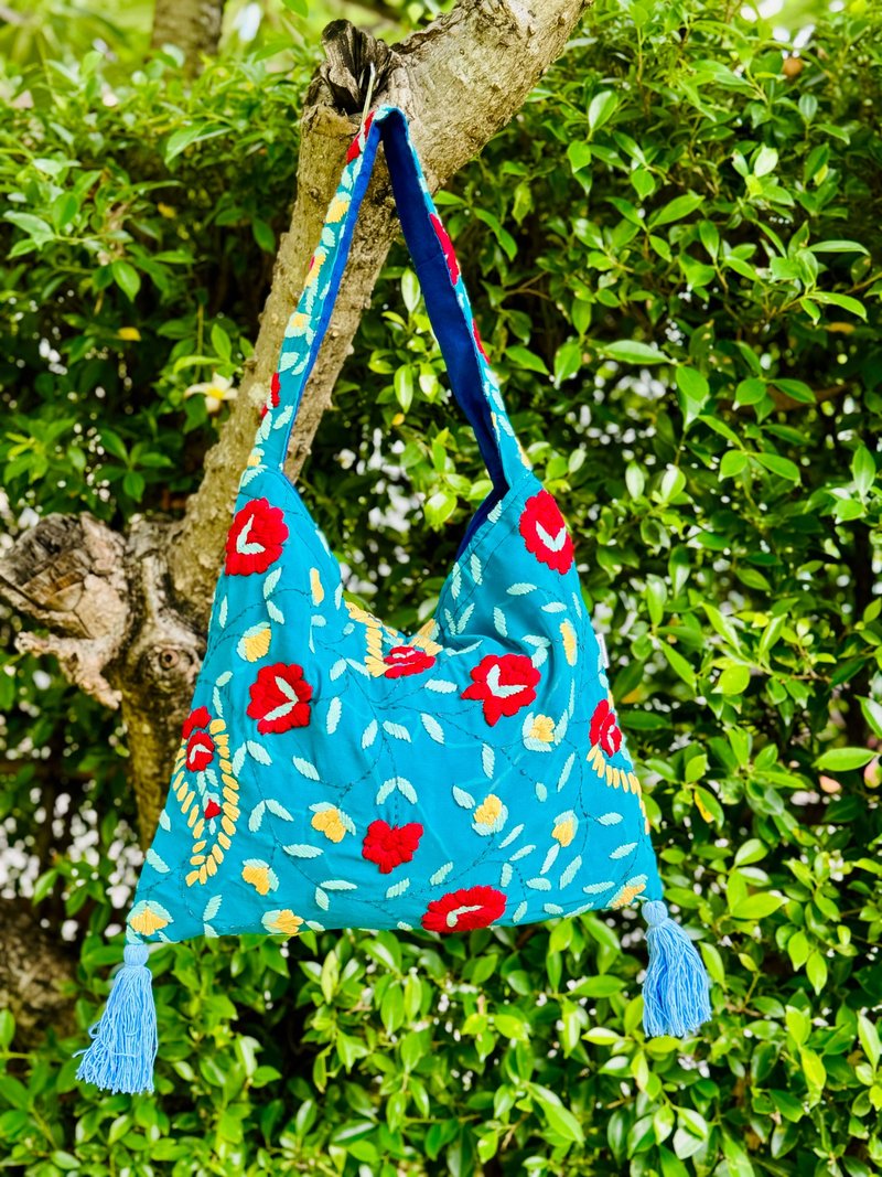 Hand embroidered blue floral shoulder bag side bag - กระเป๋าแมสเซนเจอร์ - ผ้าไหม สีน้ำเงิน