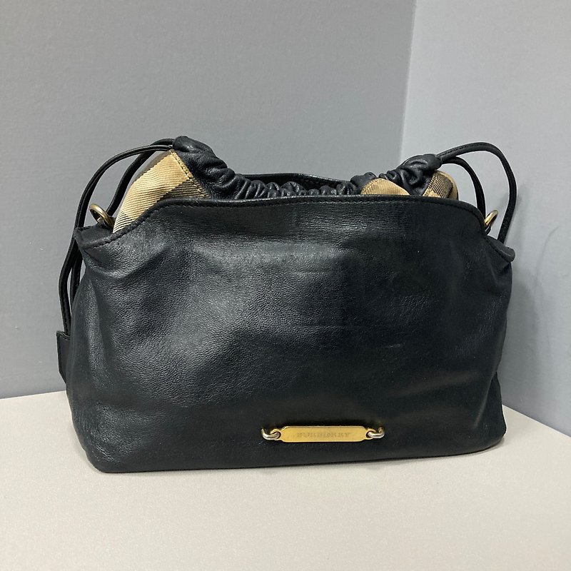 Burberry plaid black leather beam mouth side backpack antique bag vintagebag - กระเป๋าหูรูด - หนังแท้ สีดำ