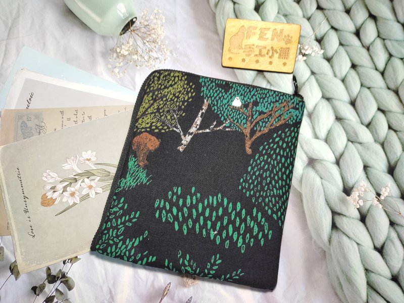 Forest series-Japanese fabric writer hand-painted forest tree L-shaped zipper bag-overlay cotton-ebook protective cover - กระเป๋าคลัทช์ - ผ้าฝ้าย/ผ้าลินิน 