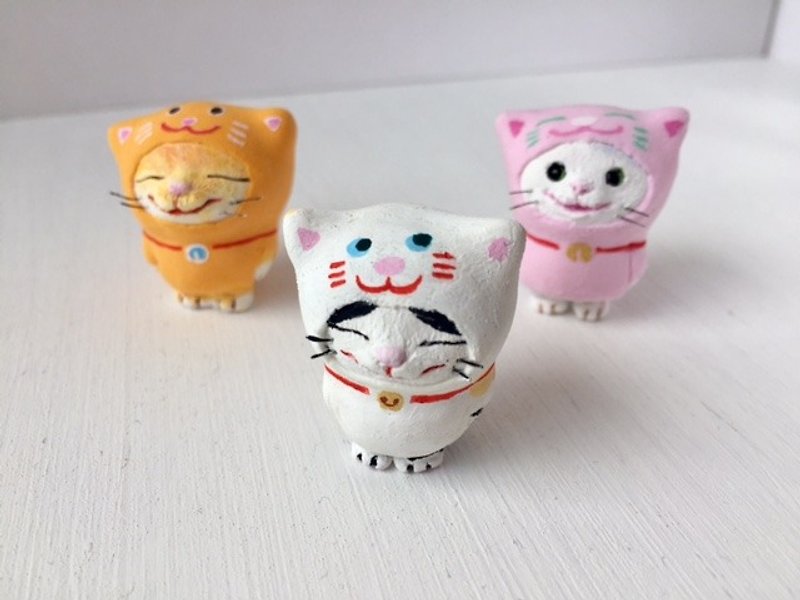 A cat smiles in the clothes of the cat. - Items for Display - Clay White