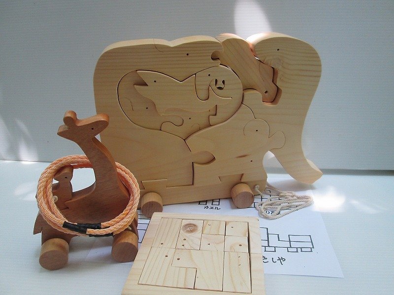 Present lucky bag Big elephant giraffe parent and child ring throwing building block puzzle Japan postage1020 yen - ของเล่นเด็ก - ไม้ สีทอง