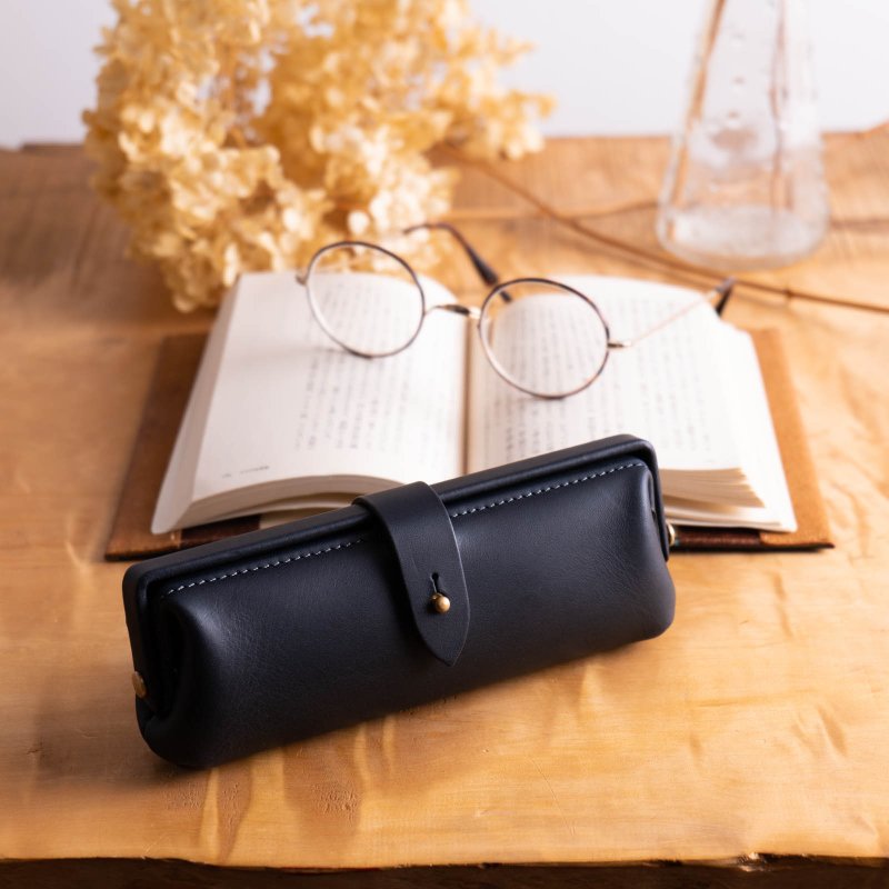 Paka-glass Slim #Navy Italian Leather Eyeglass Case [Enrollment Celebration] [Job Celebration] [Customizable Gift] - กล่องแว่น - หนังแท้ สีน้ำเงิน