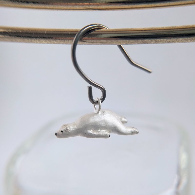 [Titanium Hook Earrings] Sleeping Polar Bear Silver925 - Earrings & Clip-ons - Sterling Silver White