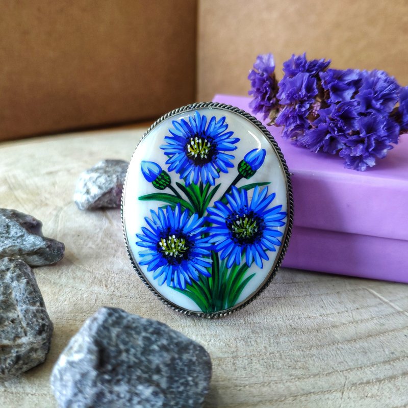 Handmade lacquer brooch with Bright blue cornflowers for blue summer dress - เข็มกลัด - เปลือกหอย สีน้ำเงิน