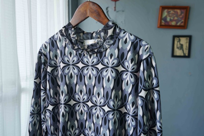 尋寶古著-灰階歐普藝術幾何印花半高領彈性針織上衣 - 女上衣/長袖上衣 - 聚酯纖維 灰色