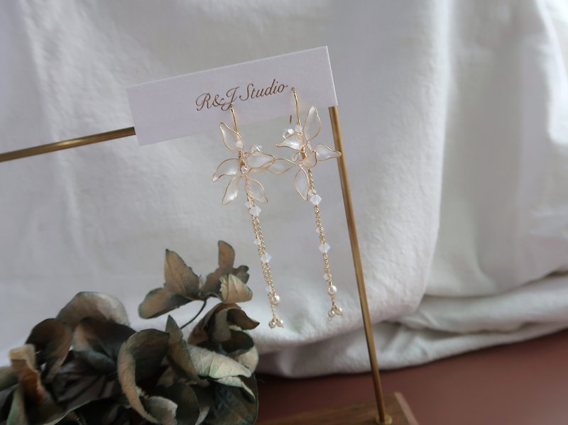 The Sound of Rain-Handmade Crystal Flower Resin Jewelry Earrings Bridal Headwear/Bride's Accessories - Earrings & Clip-ons - Resin White