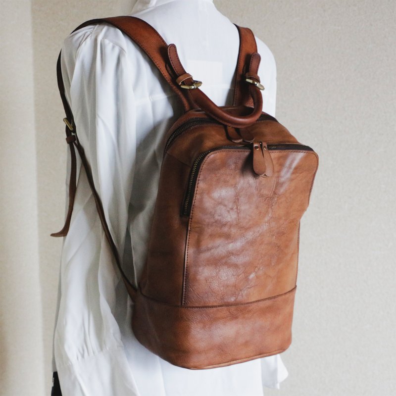 A4 size hand-dyed leather retro backpack - กระเป๋าแมสเซนเจอร์ - หนังแท้ สีนำ้ตาล