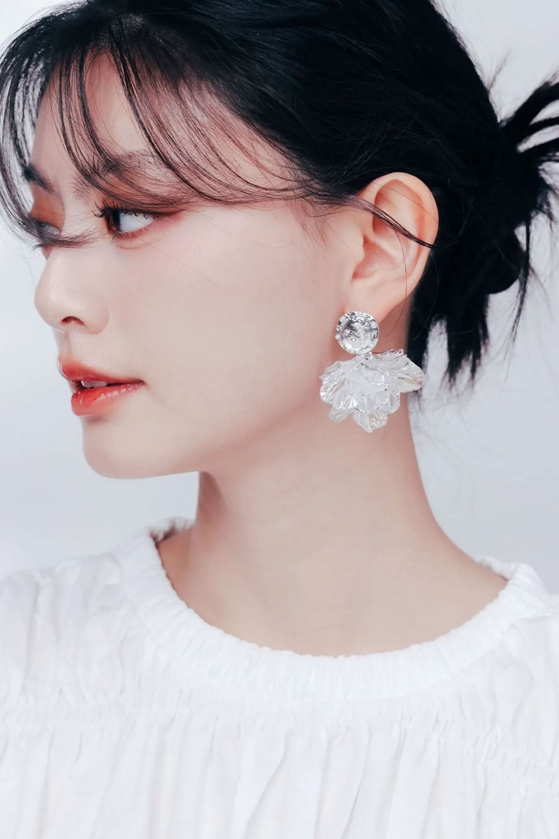 COR-DATE / Silver Flower Language / White Flower Ball Earrings - ต่างหู - วัสดุอื่นๆ 