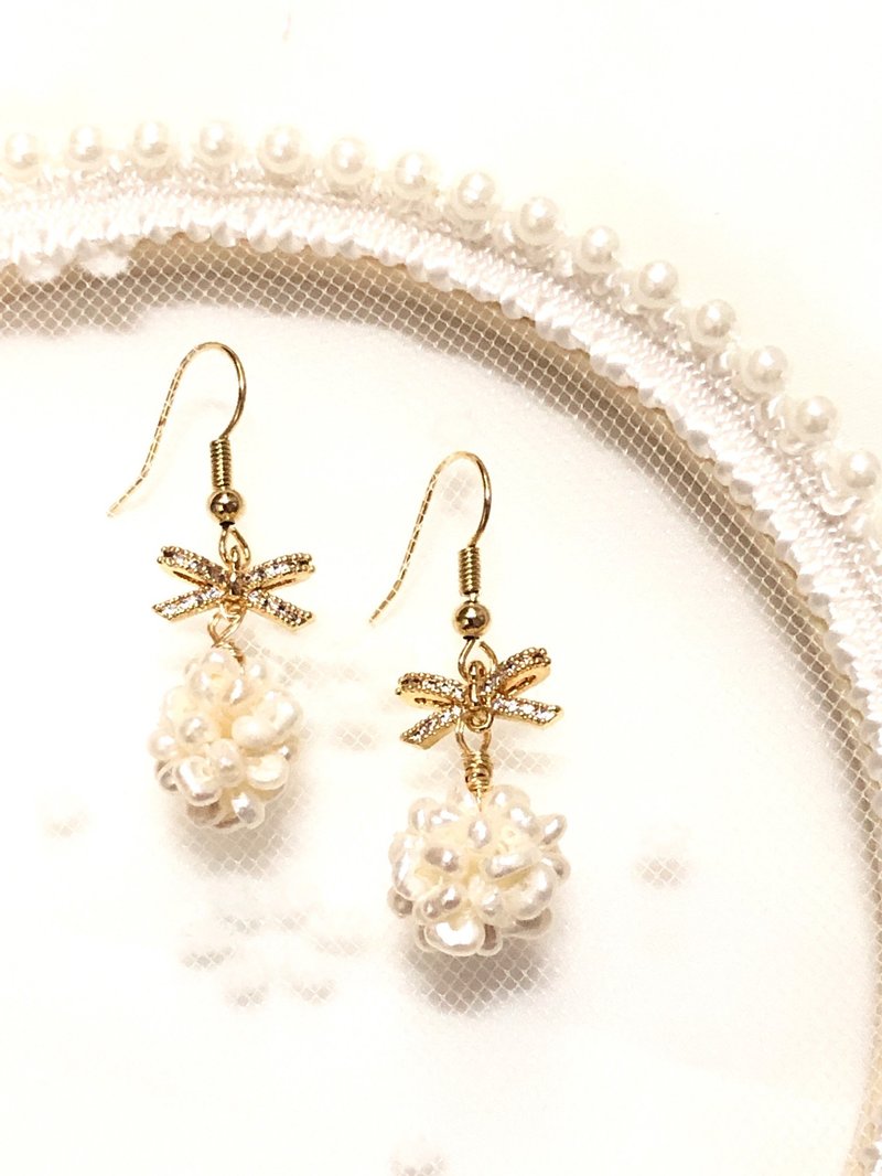 Bow Rice Pearl Earrings - ต่างหู - โลหะ ขาว