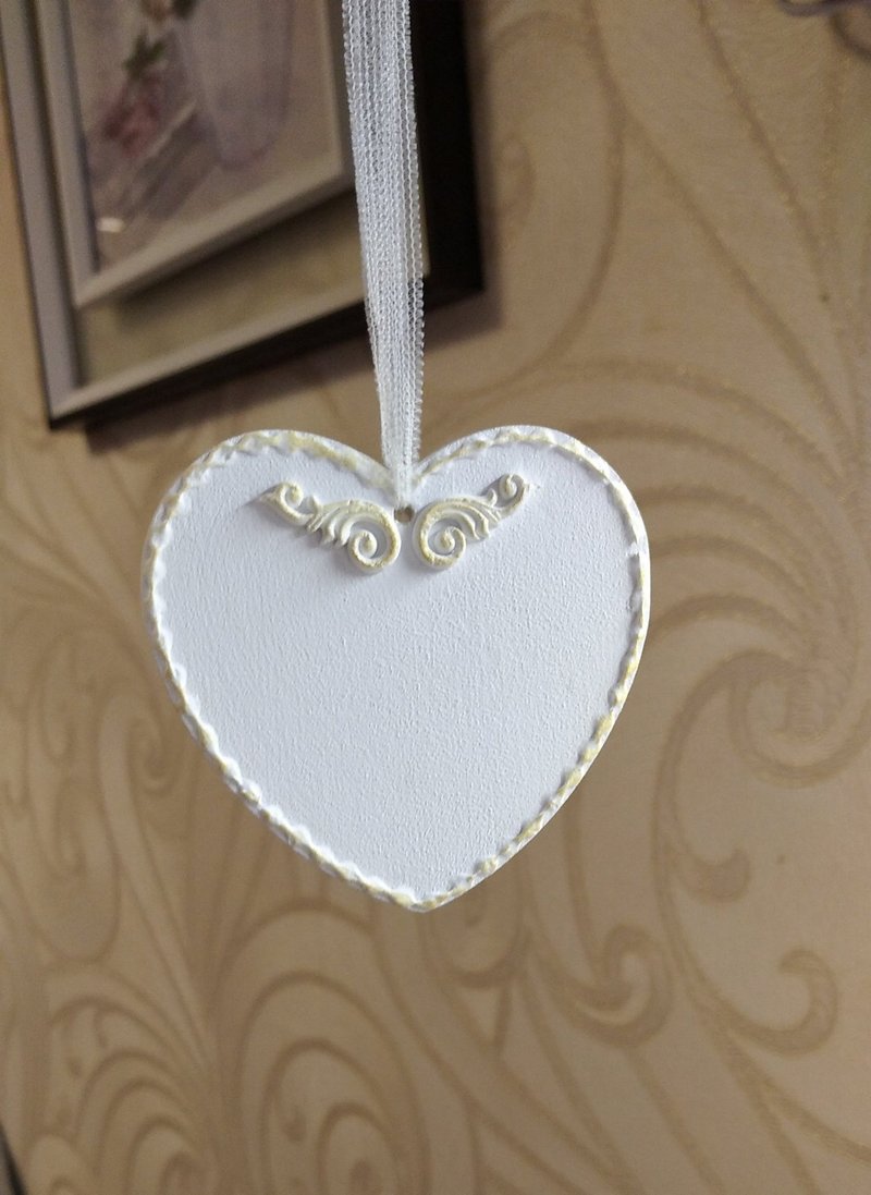 White hanging heart with gold ornament Mother gift Wedding decor Home decor - ตกแต่งผนัง - ไม้ ขาว