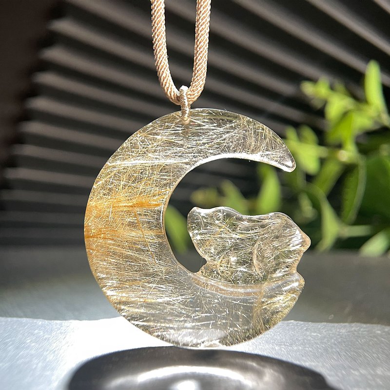 Vitreous blonde jade rabbit looking at the moon pendant hairline rutile crystal necklace wealth and auspicious town house to ward off evil spirits - สร้อยคอ - คริสตัล สีทอง
