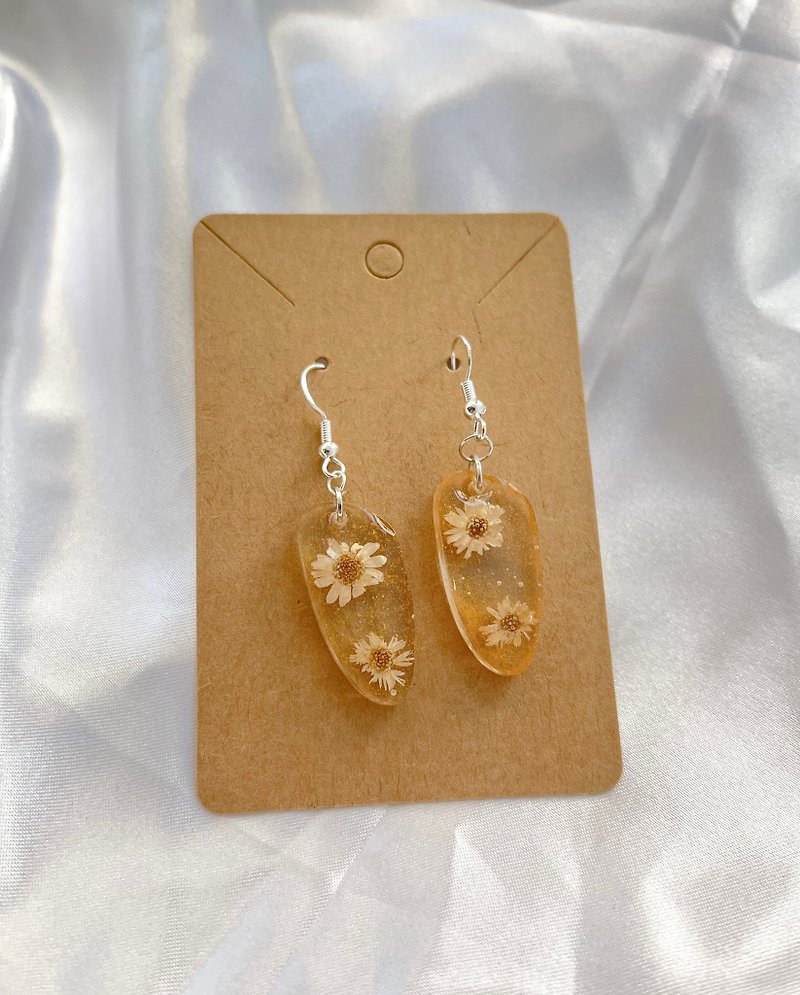 Handmade dried flower earrings 925 silver - ต่างหู - เรซิน สีเหลือง