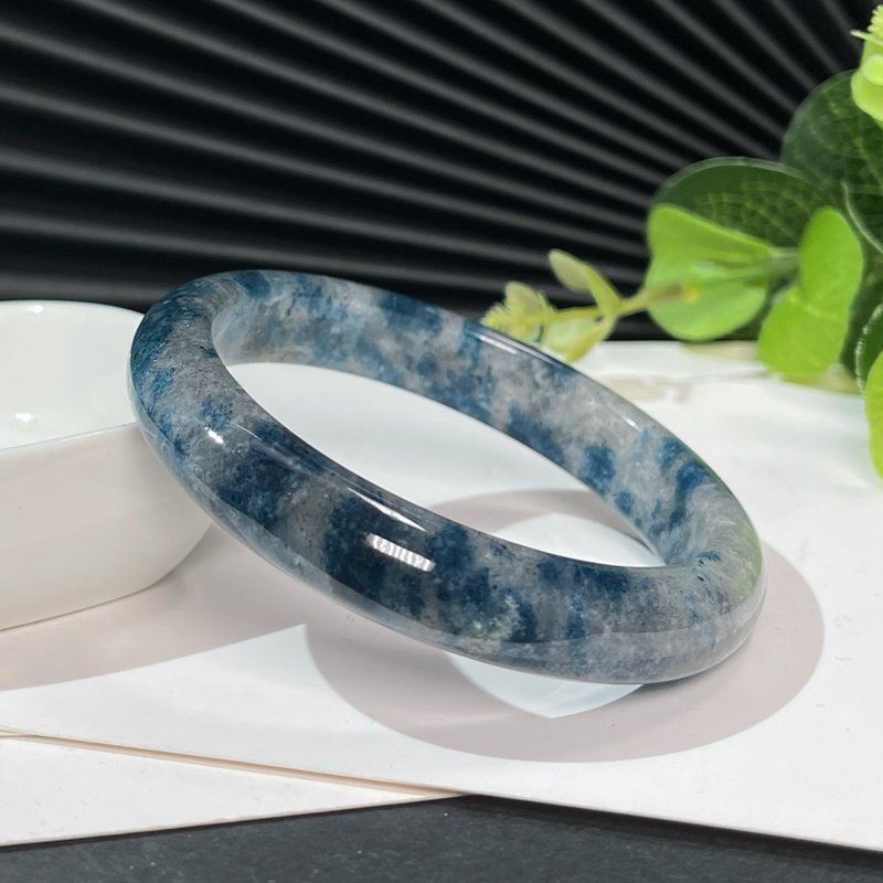 Ultra-rare coquettish blue strawberry crystal bracelet 60MM ice transparent starlight blue crystal bracelet enhances the temperament and reveals the complexion - Bracelets - Crystal Blue