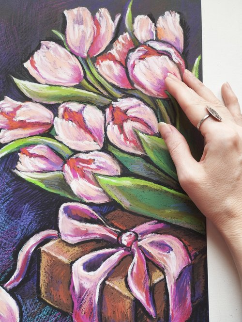オイルパステル 女性 ピンクのチューリップの花を描くアート絵画オイルパステルブーケ
