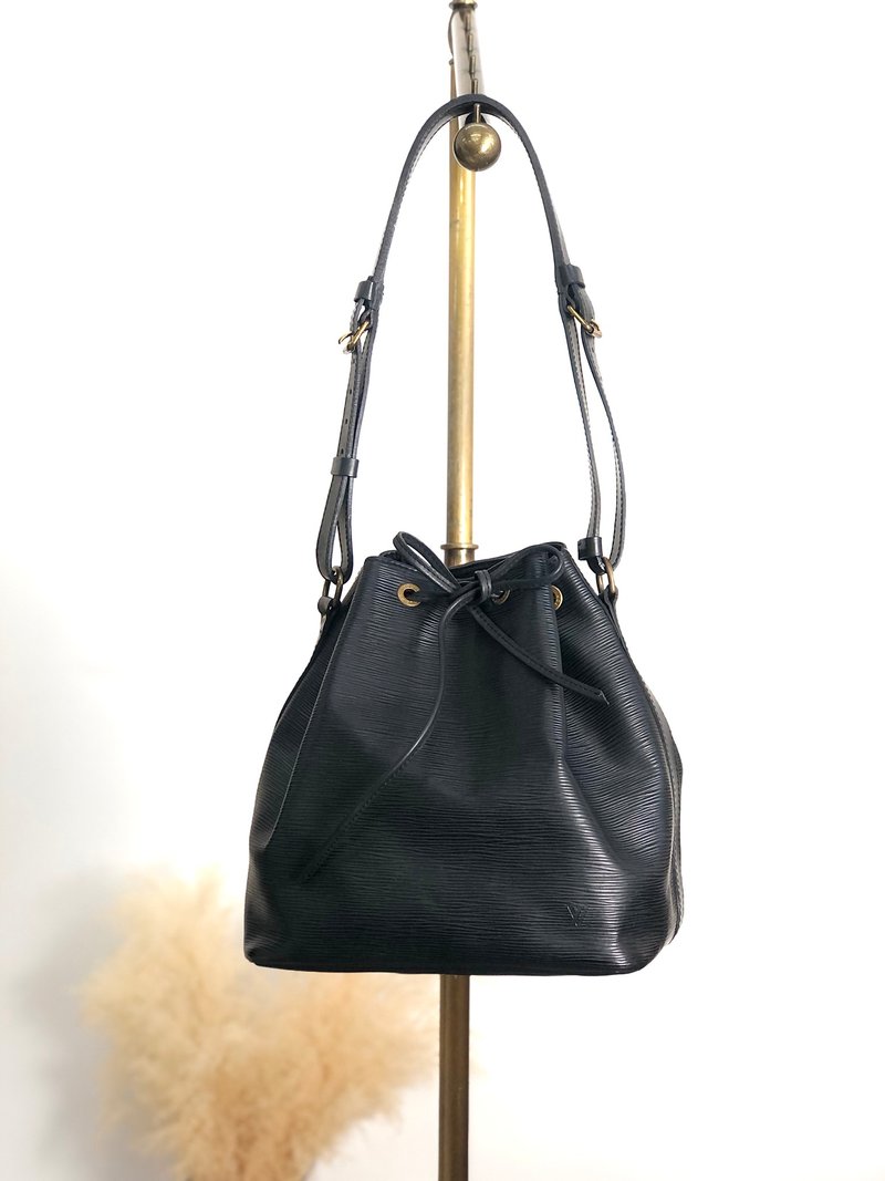 【 日本直送　名牌中古包 】LOUIS VUITTON ルイヴィトン エピ ショルダーバッグ ブラック レザー ノエ 巾着 vintage d2i73r - 側背包/斜背包 - 真皮 黑色