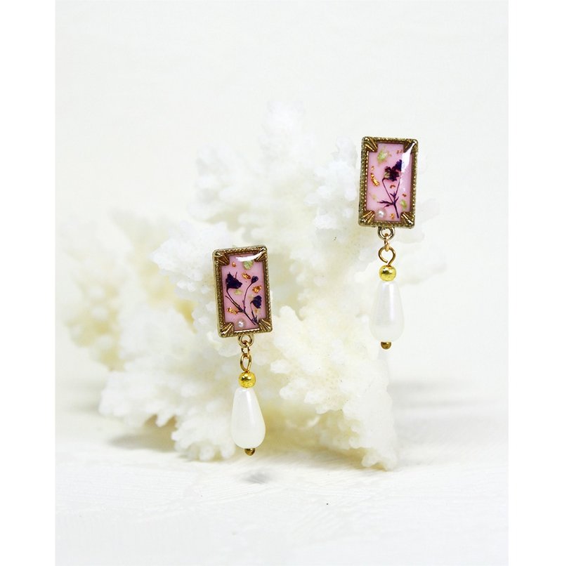 【Earrings】Palace Flowers/Earrings/Dry Flowers - Earrings & Clip-ons - Resin Multicolor